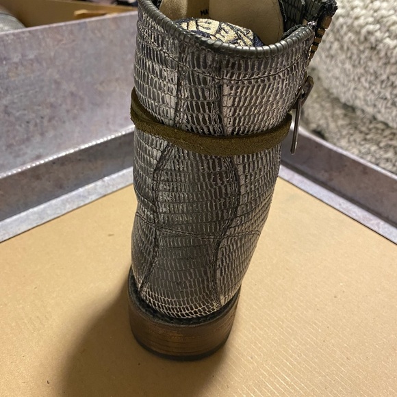 Like NEW in box size 6 Freebird Manchester Blue Snake - Picture 3 of 9